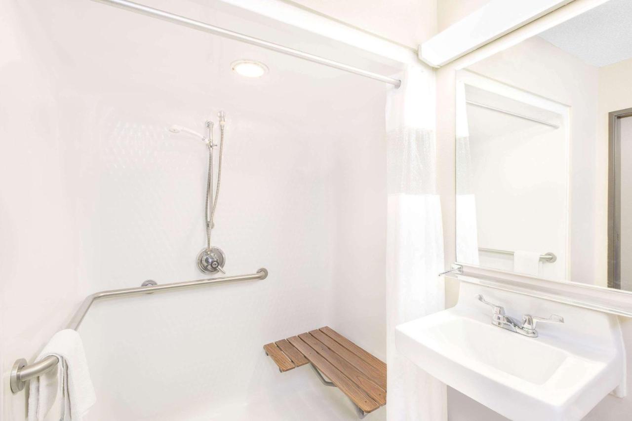 Queen Room - Disability Access - Non-Smoking at Baymont by Wyndham Boone