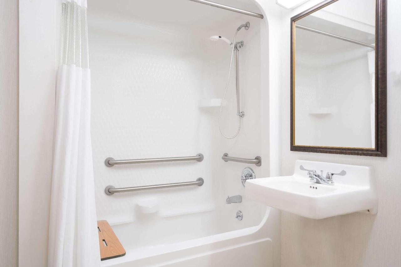 Queen Room - Disability Access/Non-Smoking at Baymont by Wyndham Marshfield