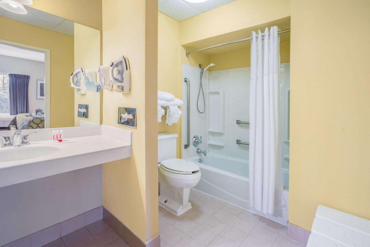 | Baymont by Wyndham Warrenton