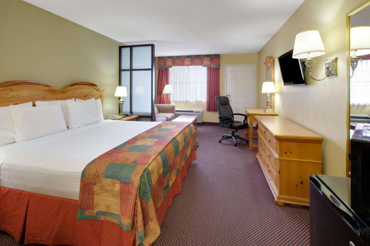 King Suite - Non-Smoking at Baymont by Wyndham Terrell