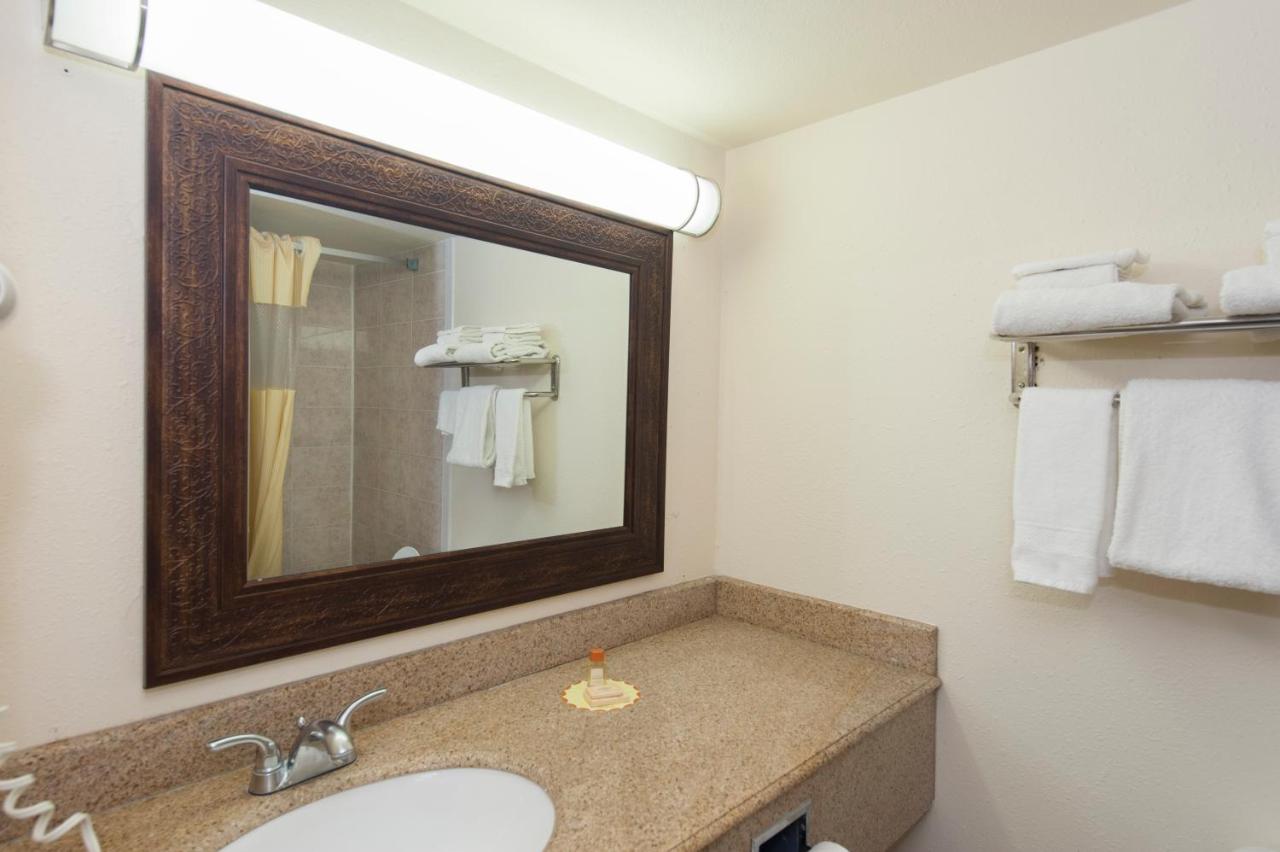 Queen Room - Smoking at Days Inn & Suites by Wyndham Laredo