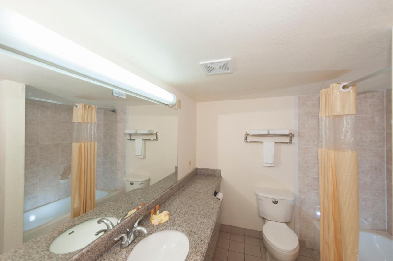 Queen Room - Smoking at Days Inn & Suites by Wyndham Laredo