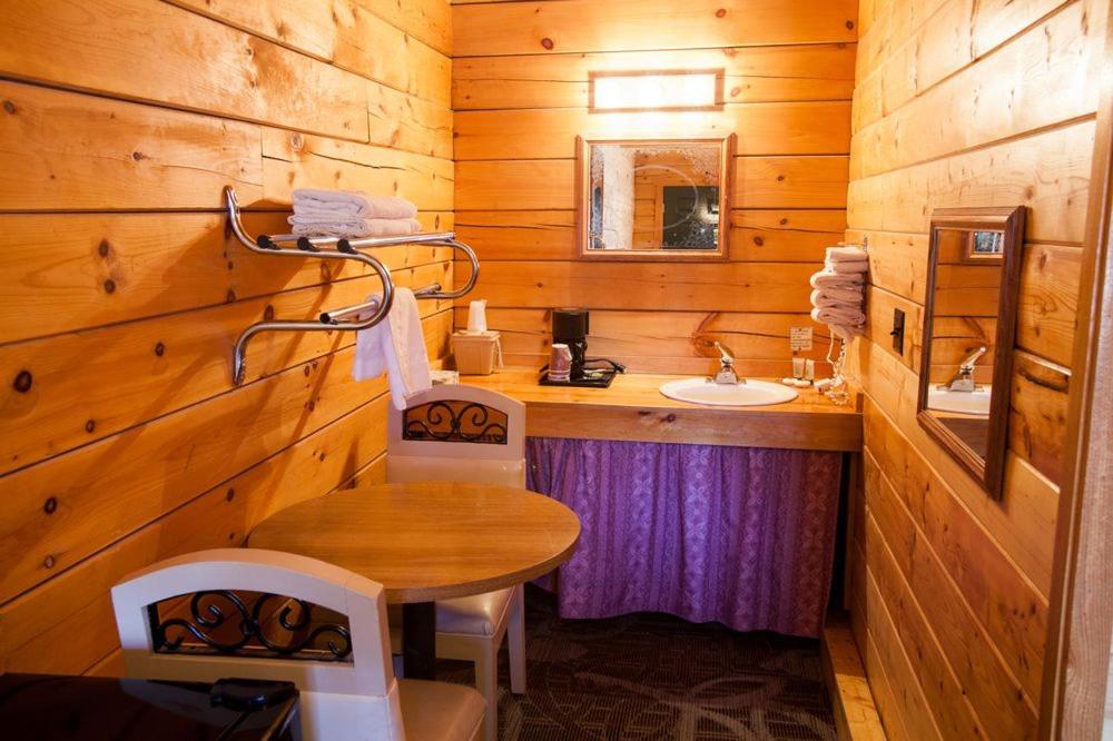 | Bryce Gateway inn Cabins