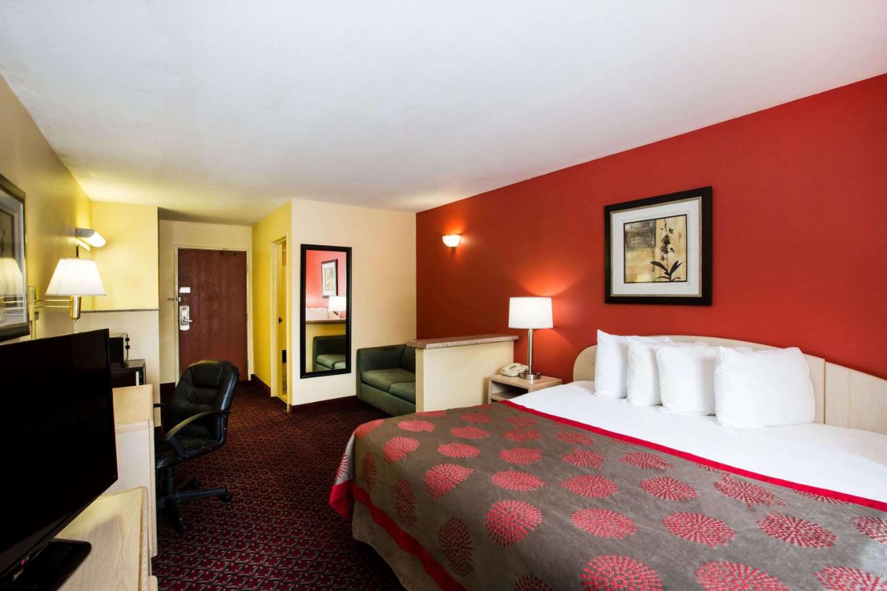 King Room - Mobility Access/Non-Smoking at Ramada by Wyndham Sioux Falls