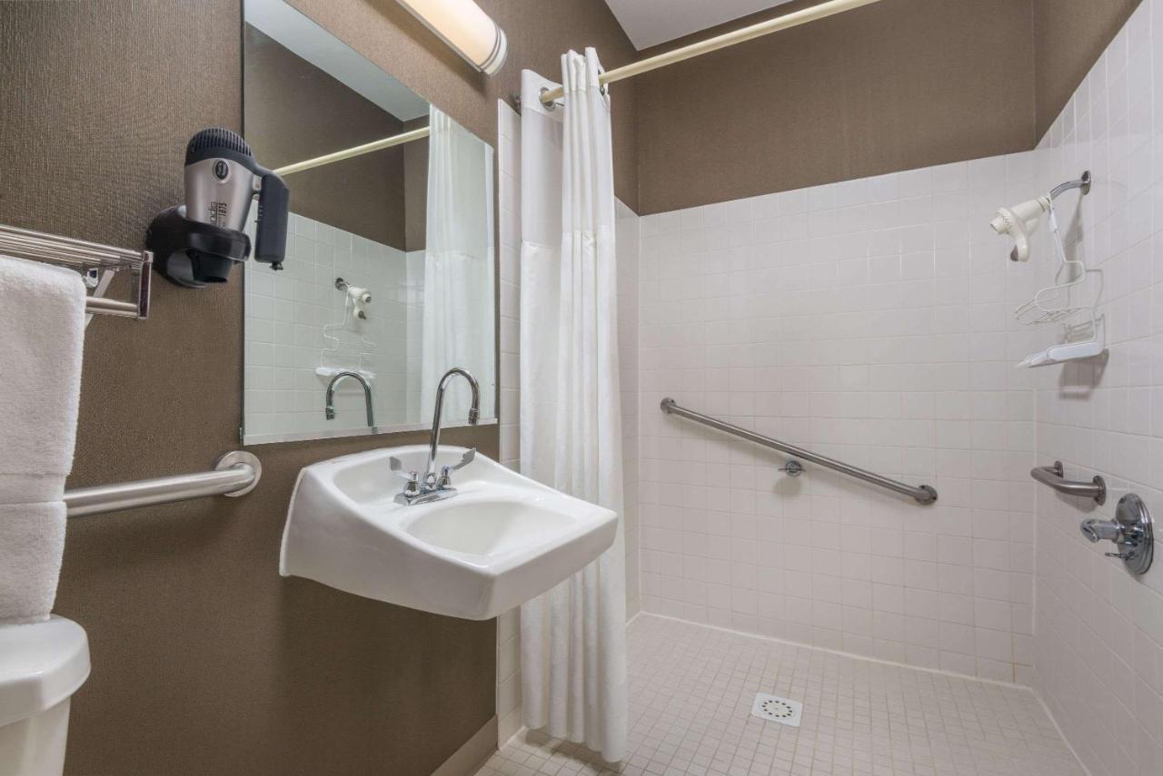  | Ramada Hotel Ashland-Catlettsburg
