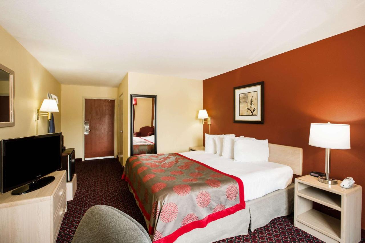 King Room - Mobility Access/Non-Smoking at Ramada by Wyndham Sioux Falls