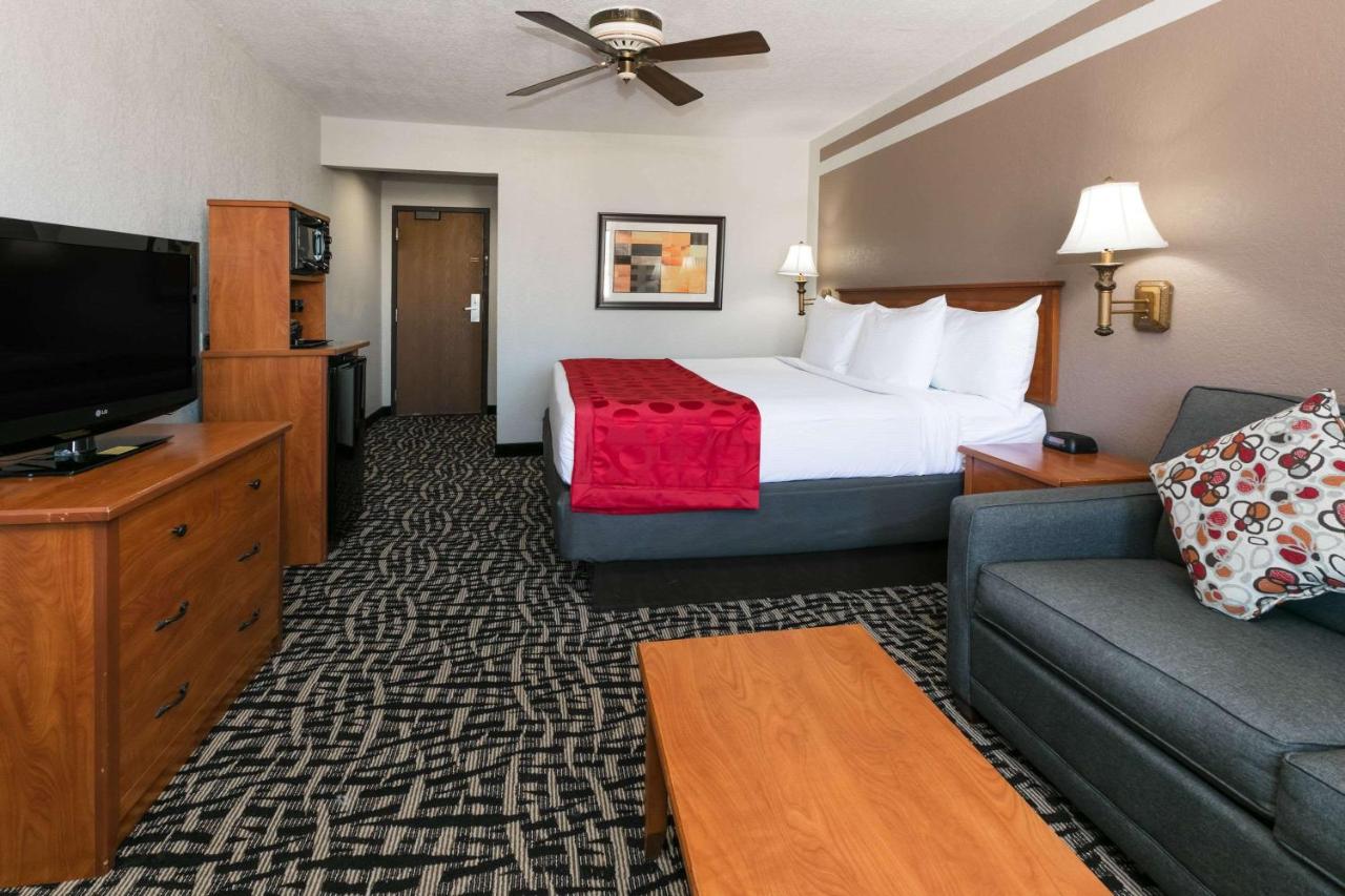 Deluxe King Room - Non-Smoking at Ramada by Wyndham Oklahoma City Airport North