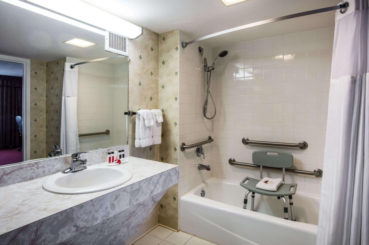 King Room with Bath Tub - Mobility Accessible/Non-Smoking at Ramada by Wyndham Ligonier