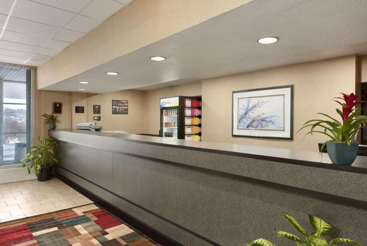 | Red Carpet Inn & Suites