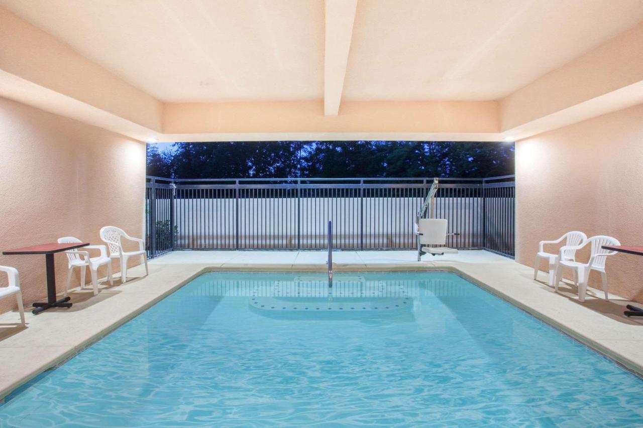 | Ramada by Wyndham Fresno Northwest