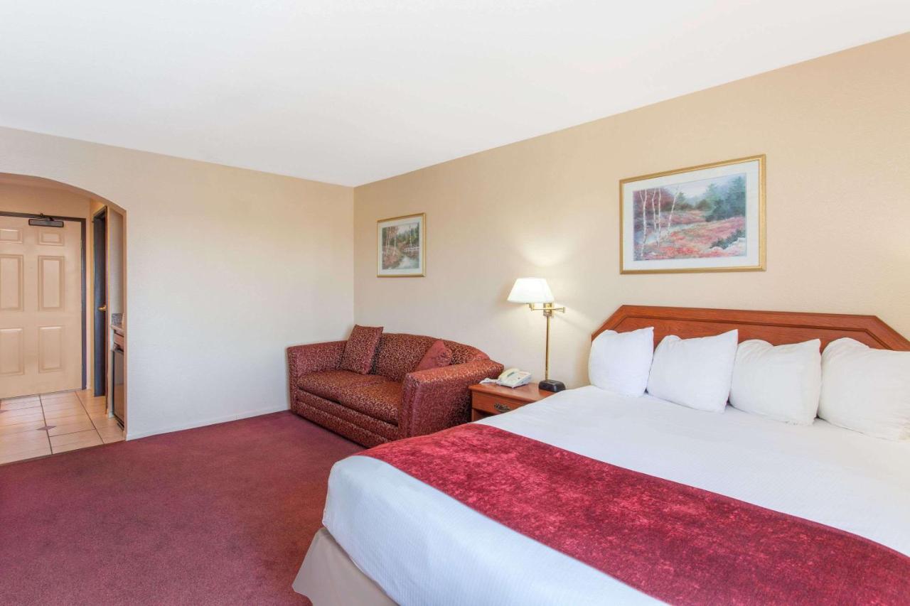 | Ramada by Wyndham Fresno Northwest