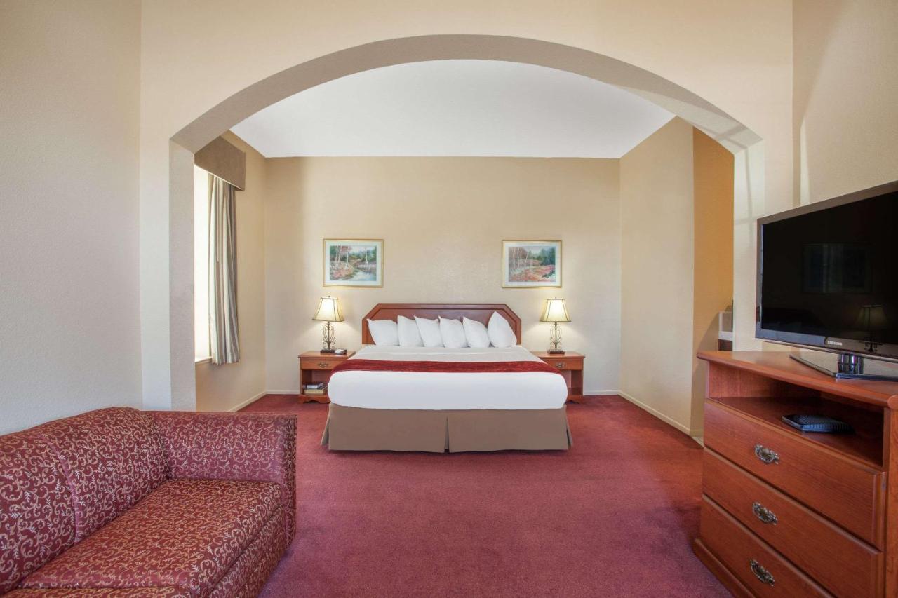 | Ramada by Wyndham Fresno Northwest