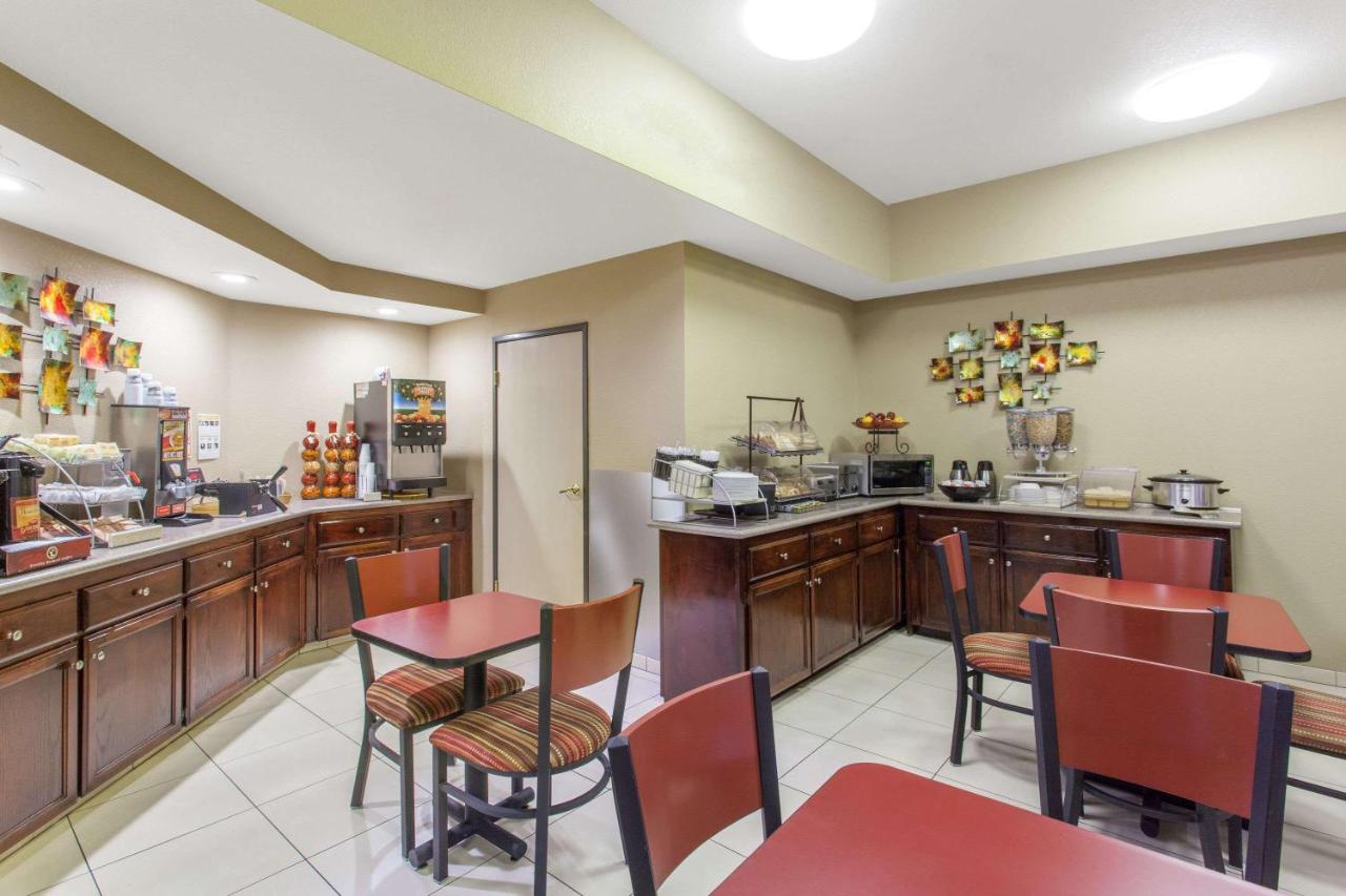 | Ramada by Wyndham Fresno Northwest