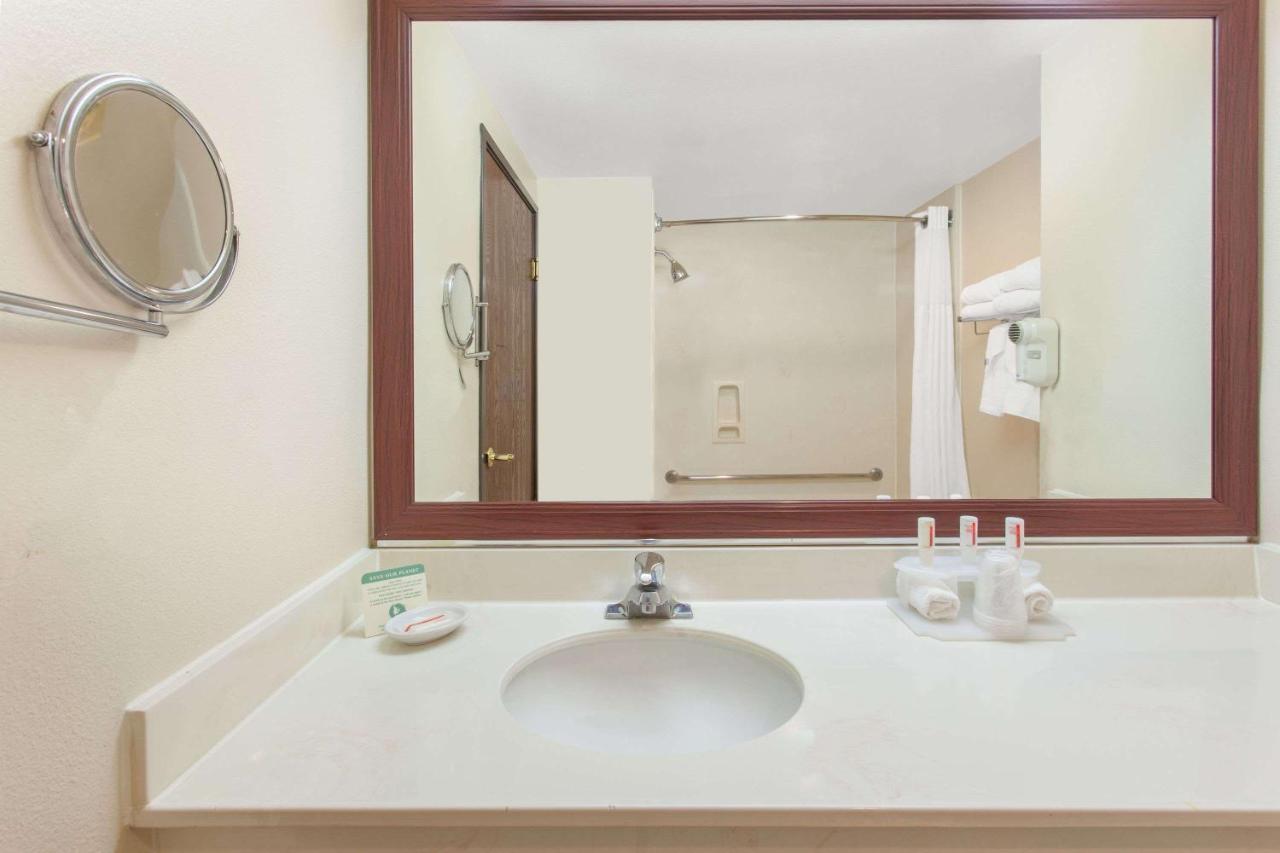 | Ramada by Wyndham Fresno Northwest