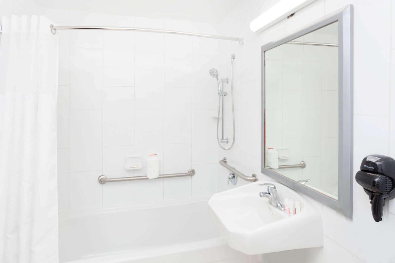 King Room - Disability Access/Non-Smoking at Ramada Plaza by Wyndham Chicago North Shore