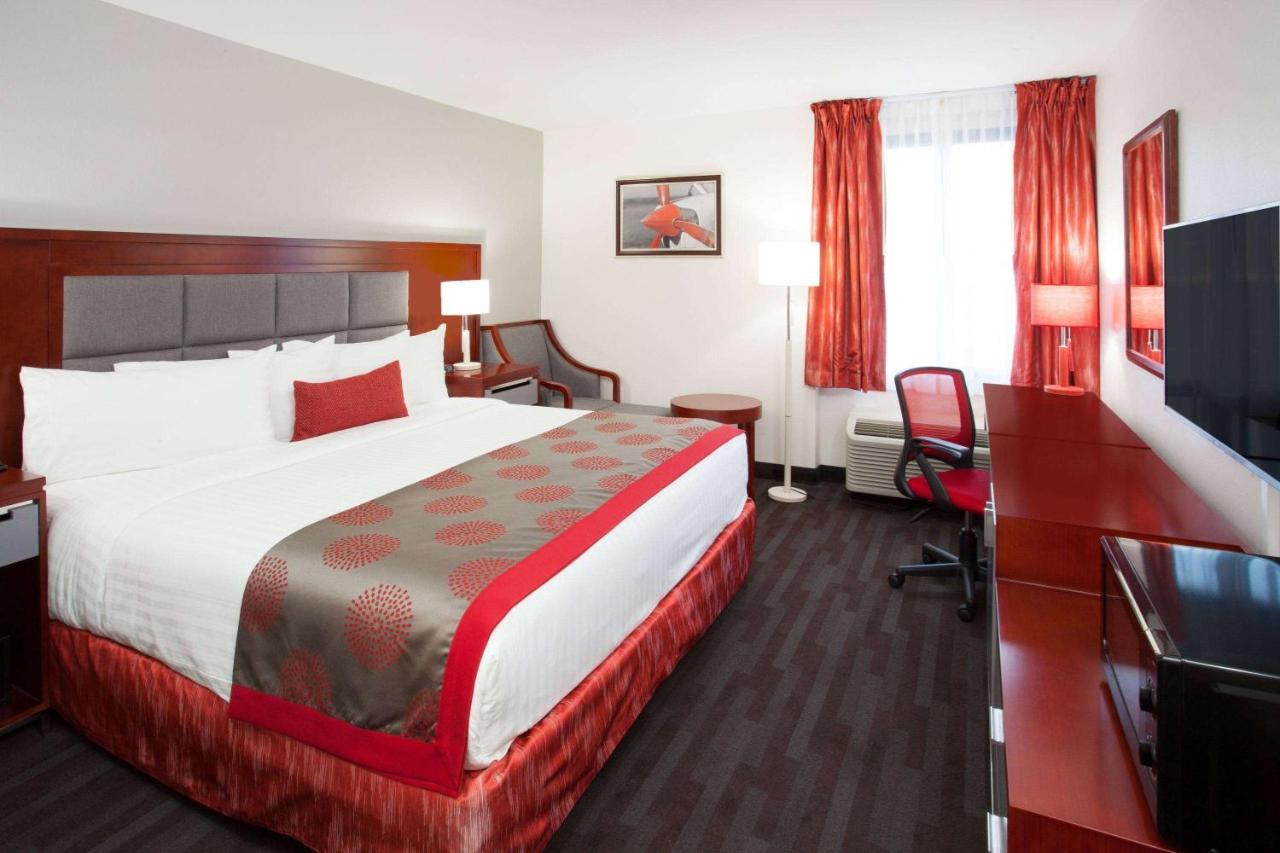 King Room - Disability Access/Non-Smoking at Ramada Plaza by Wyndham Chicago North Shore