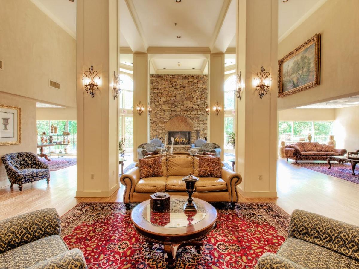 Premier King with Fireplace, Jacuzzi, Sleeper Sofa - Hotel at Music Road Resort Hotel and Inn