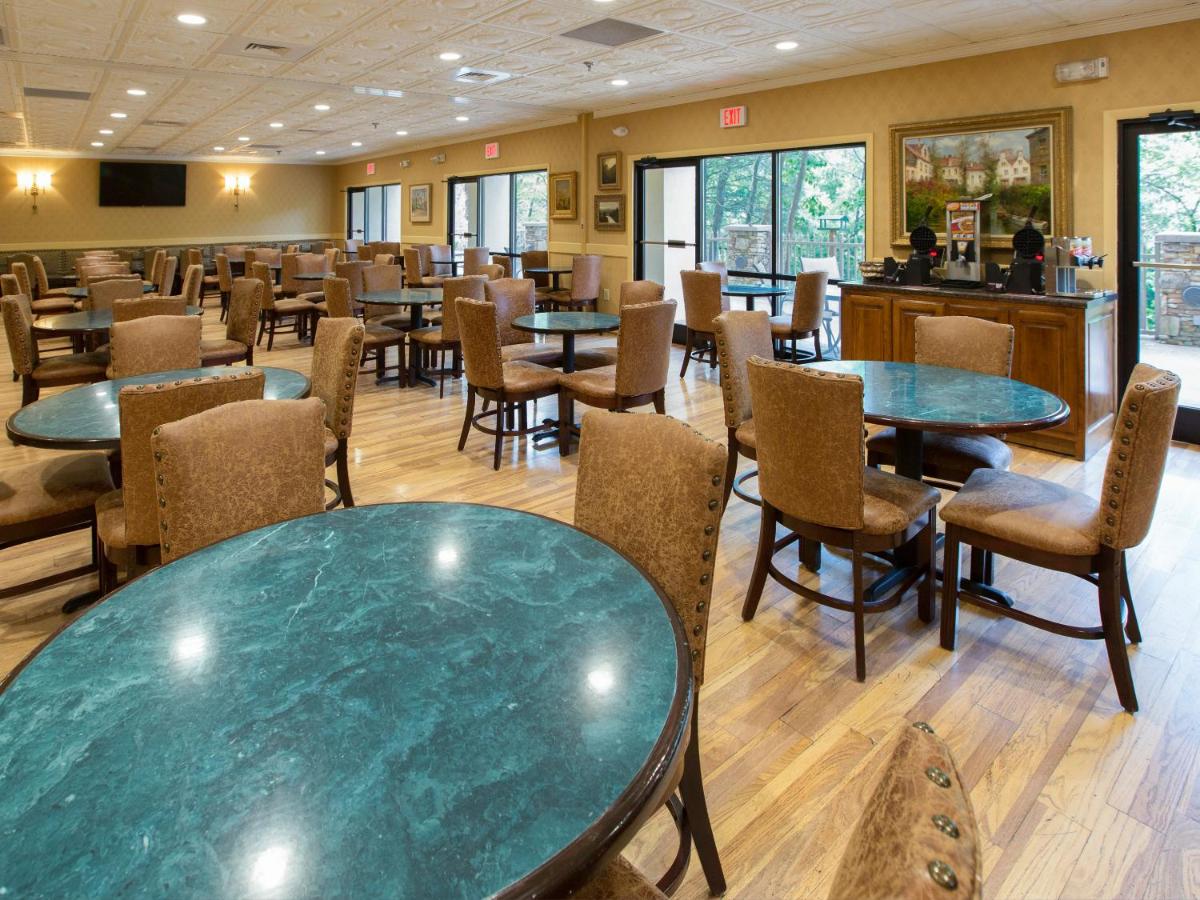 Premier King with Fireplace, Jacuzzi, Sleeper Sofa - Hotel at Music Road Resort Hotel and Inn