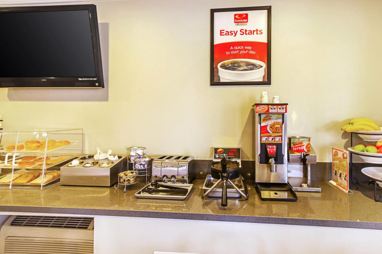 King Room - Non-Smoking at Econo Lodge San Bernardino I-215