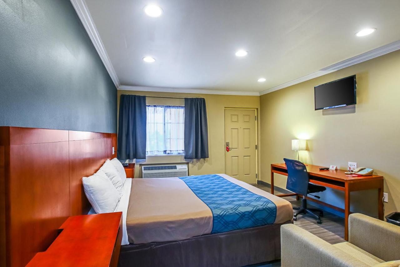 King Room - Smoking  at Econo Lodge San Bernardino I-215