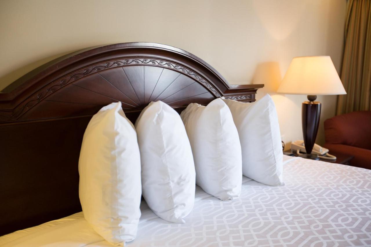 Standard King Room at Queens Inn Anaheim
