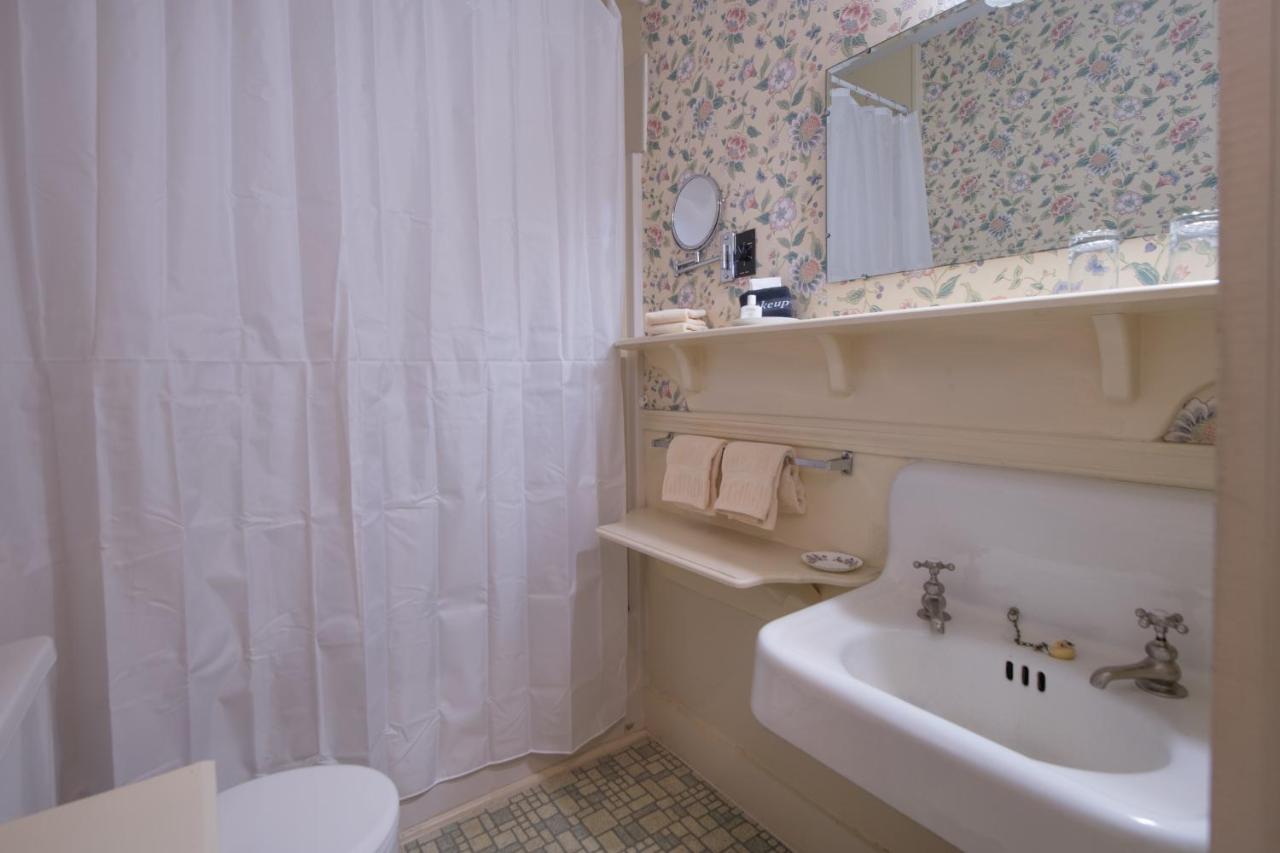 | Mira Monte Inn & Suites