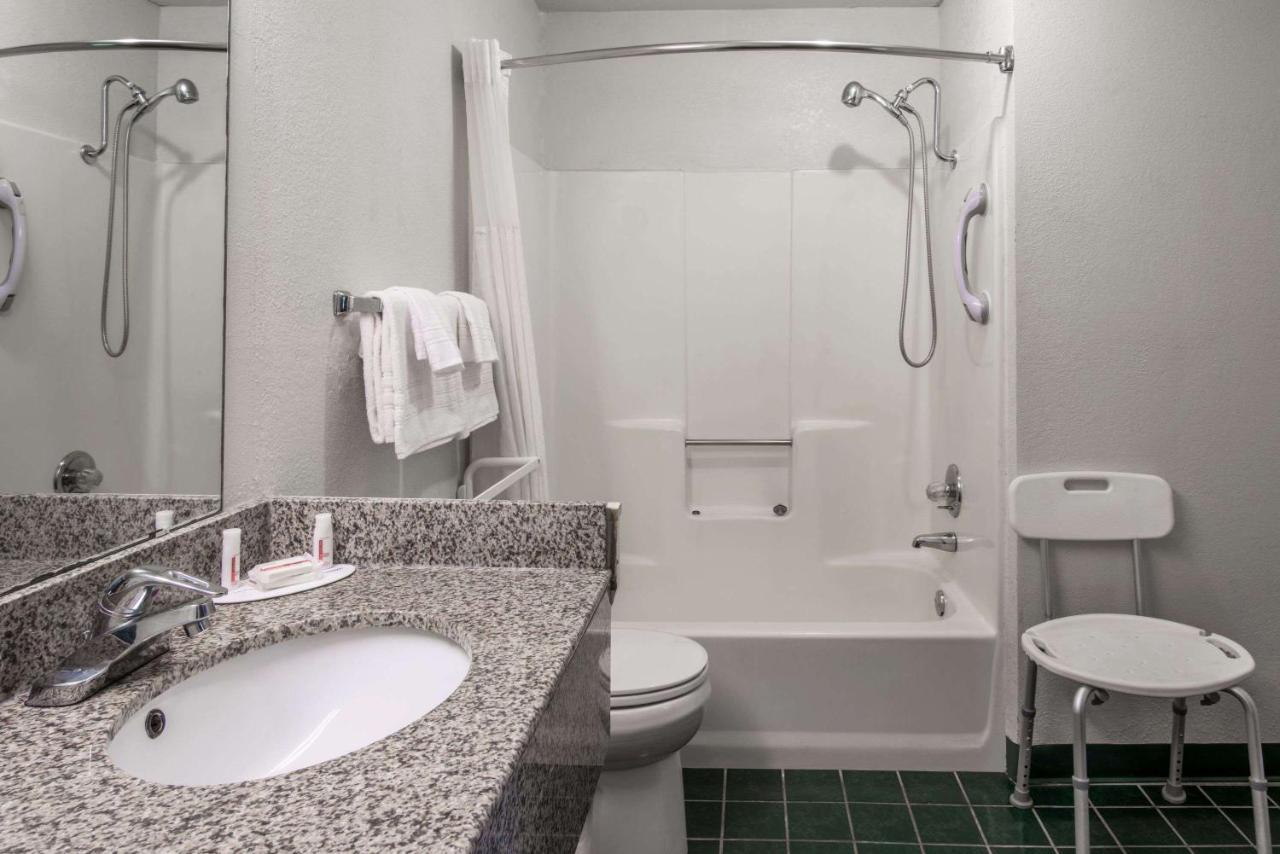 | Executive Inn Stillwater