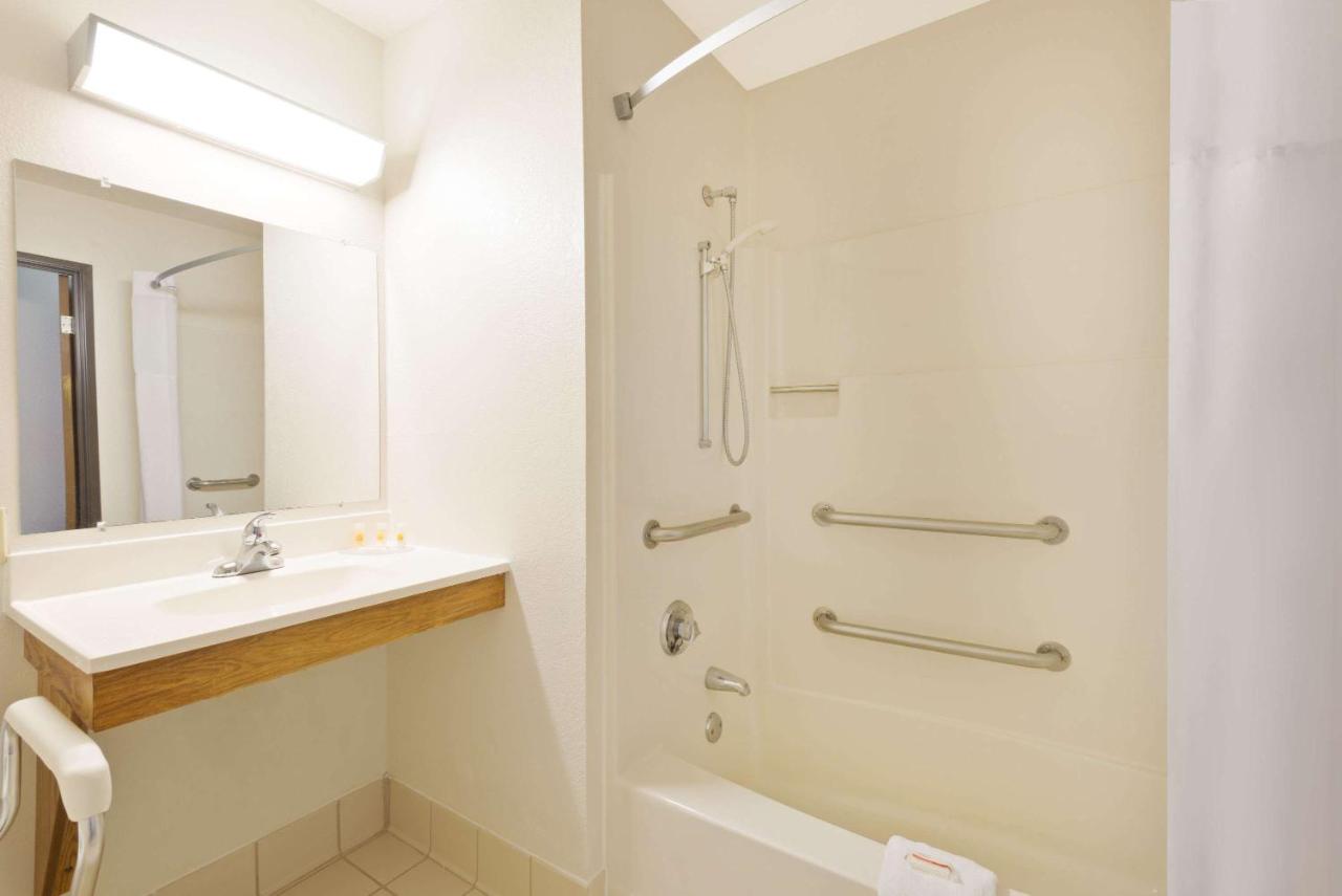 | Days Inn by Wyndham Brunswick Bath Area