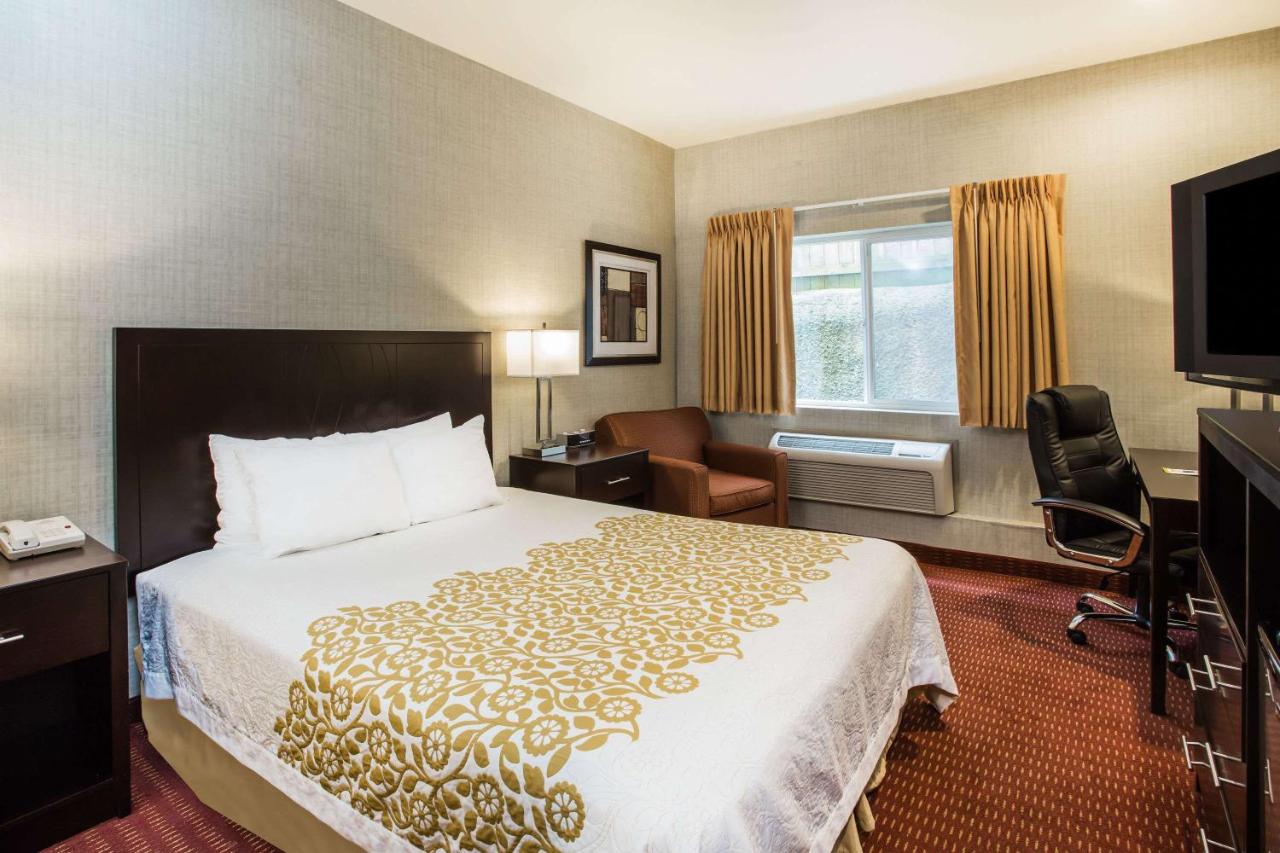 Queen Room - Disability Access/Non-Smoking at Days Inn by Wyndham Seattle Aurora