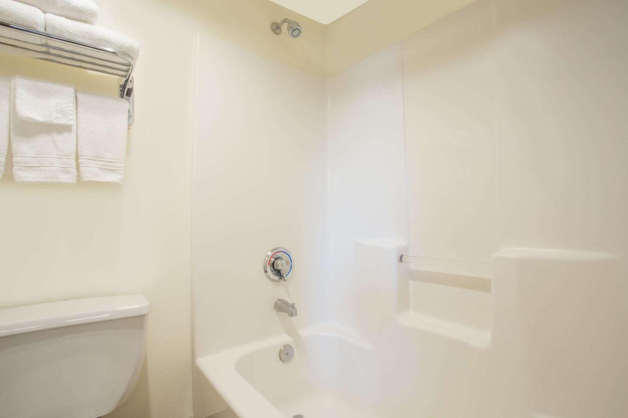 Queen Room - Non-Smoking at Days Inn by Wyndham Seattle Aurora