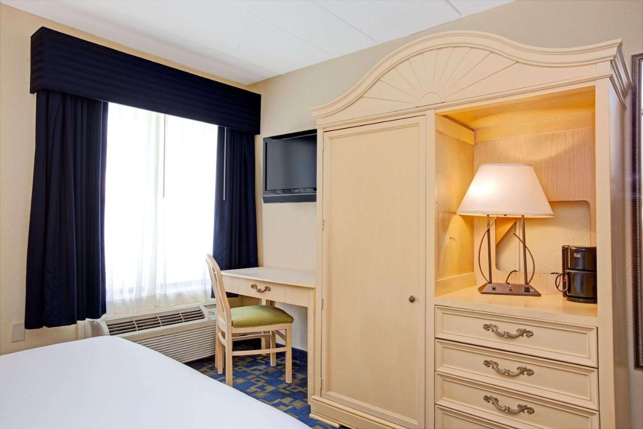 | Days Inn by Wyndham East Windsor/Hightstown