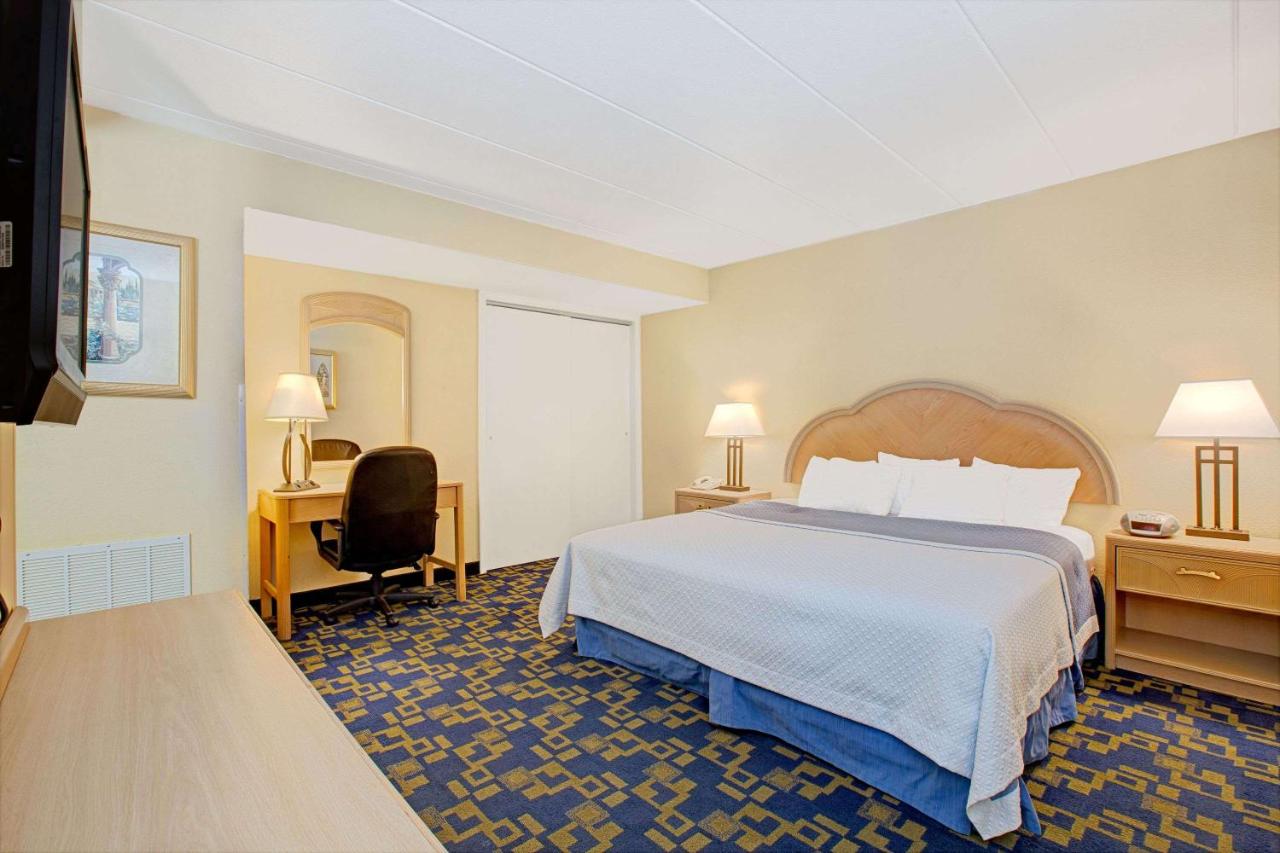 | Days Inn by Wyndham East Windsor/Hightstown
