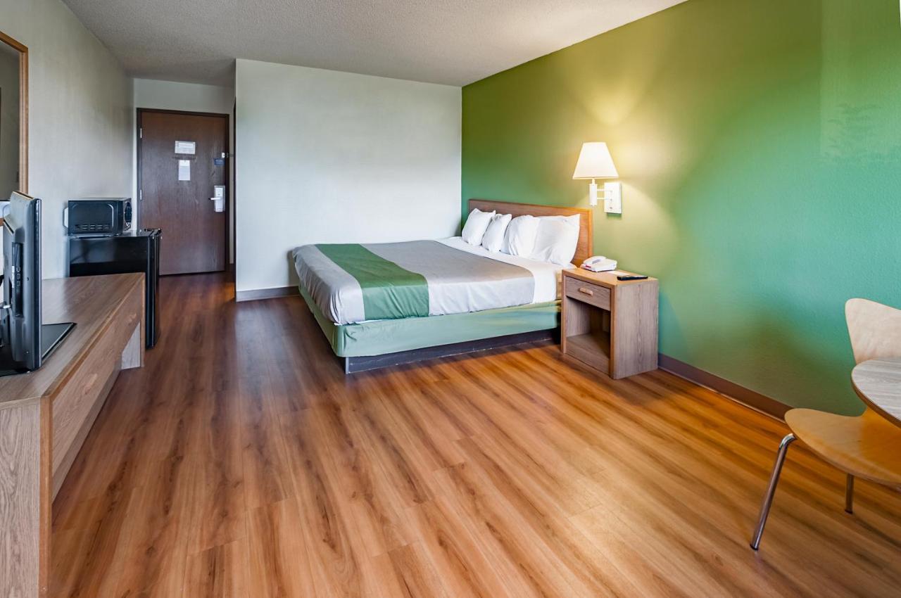 | Motel 6-Drums, PA