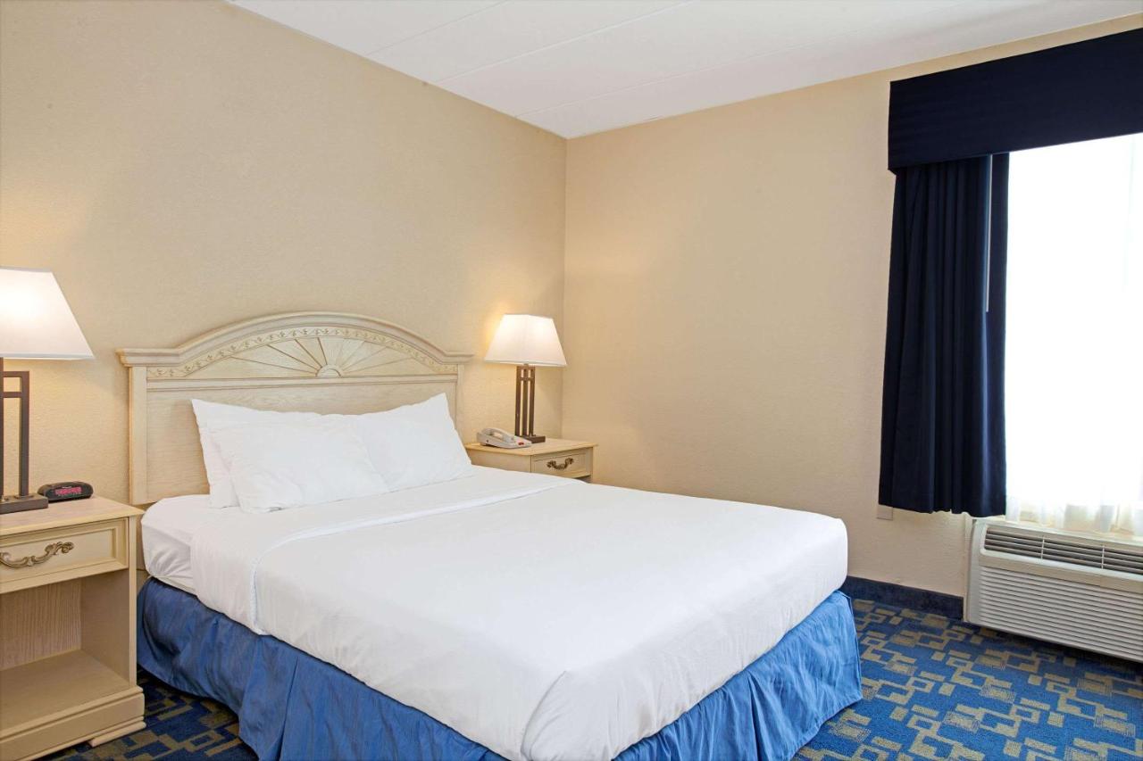| Days Inn by Wyndham East Windsor/Hightstown