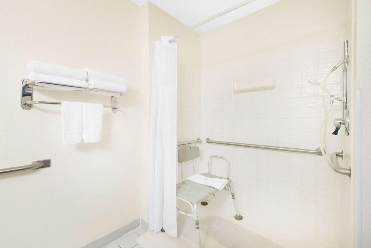 Queen Room - Disability Access - Non-Smoking at Days Inn & Suites by Wyndham Fargo 19th Ave/Airport Dome