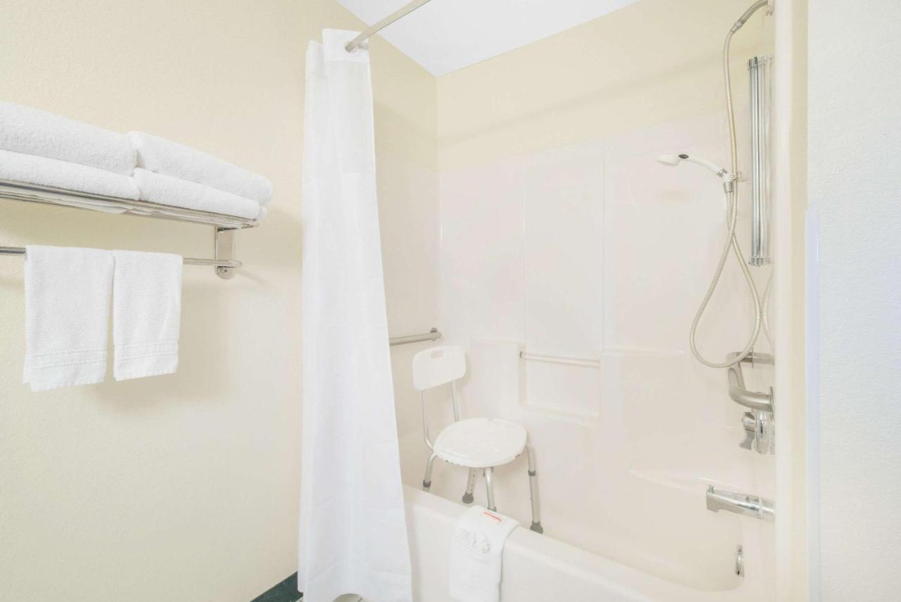 Queen Room - Disability Access - Non-Smoking at Days Inn & Suites by Wyndham Fargo 19th Ave/Airport Dome
