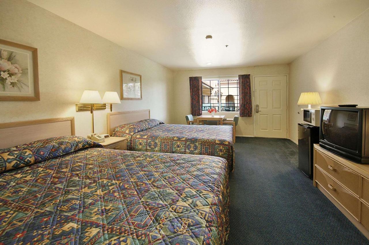 Business Queen Room Non Smoking at Days Inn by Wyndham Riverside Tyler Mall