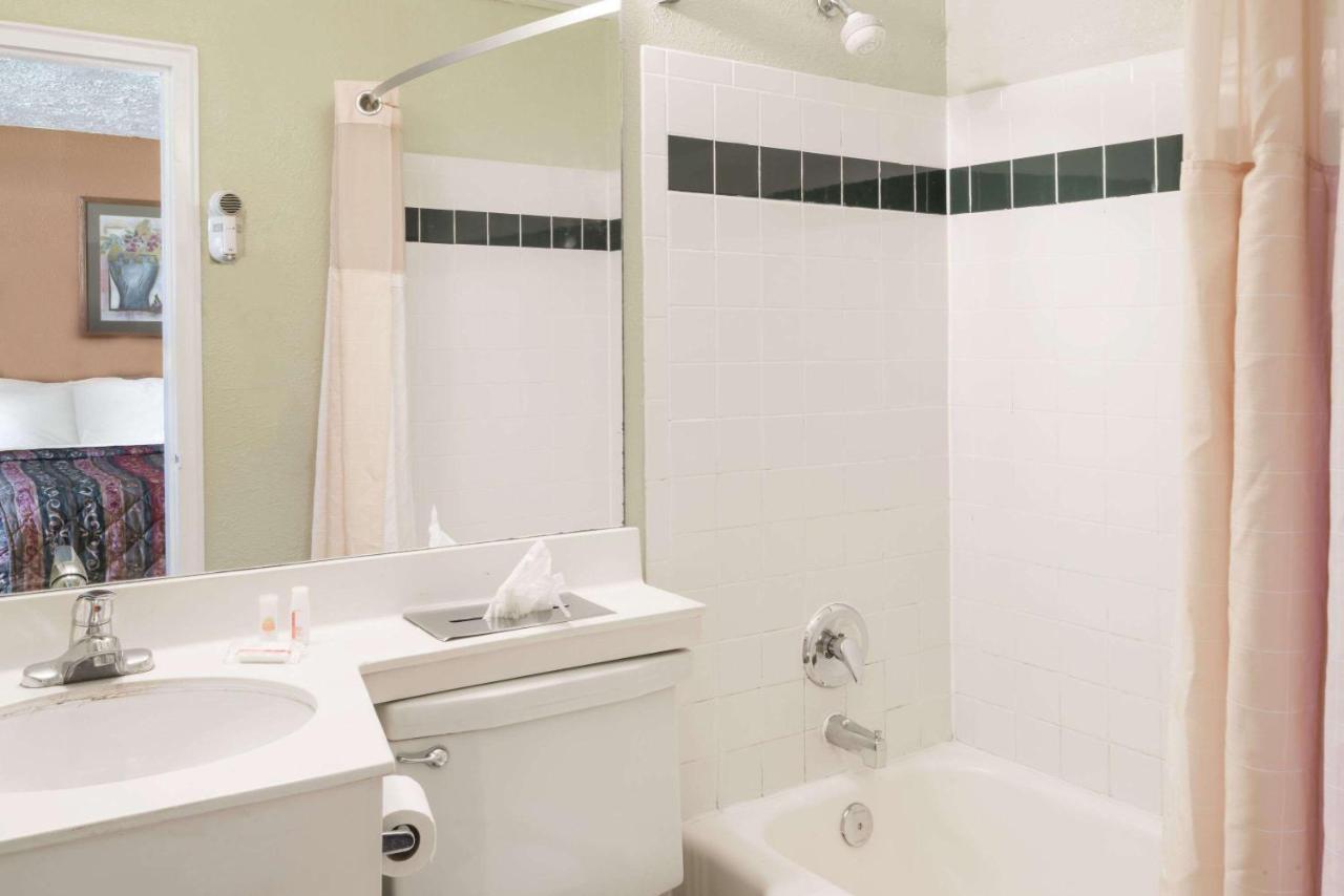 | Days Inn by Wyndham Henrietta/Rochester Area