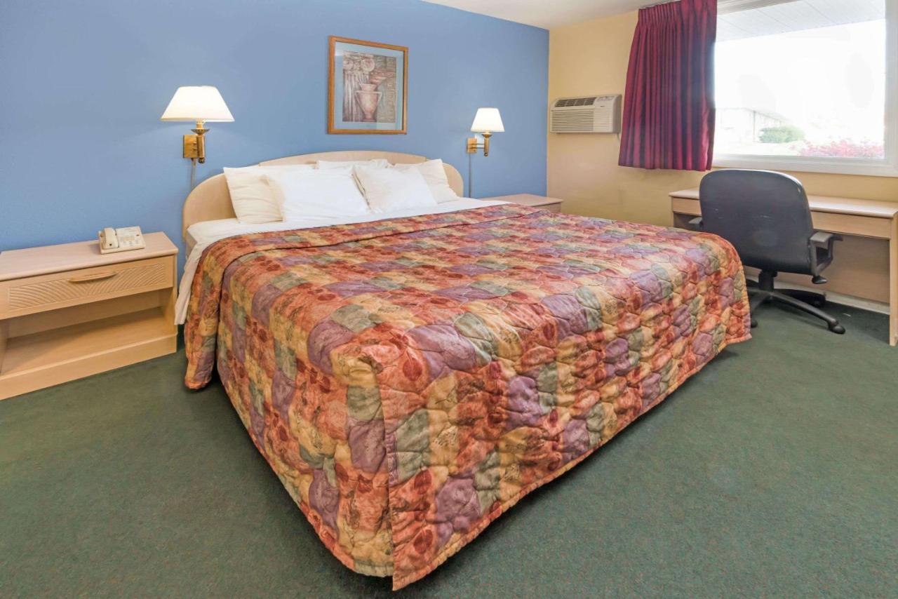 | Days Inn by Wyndham Henrietta/Rochester Area
