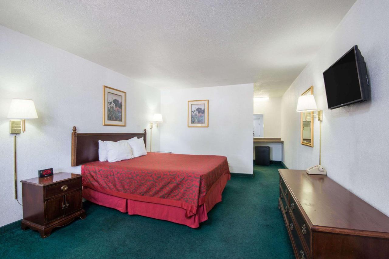 King Room -Smoking at Days Inn by Wyndham Gallup