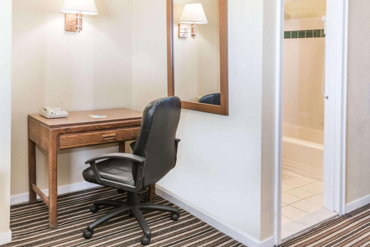 | Days Inn by Wyndham Henrietta/Rochester Area