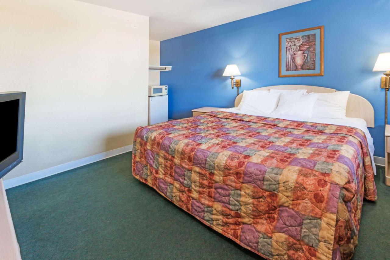 | Days Inn by Wyndham Henrietta/Rochester Area