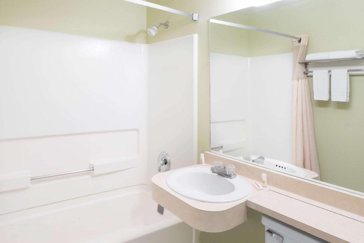 | Days Inn by Wyndham Henrietta/Rochester Area