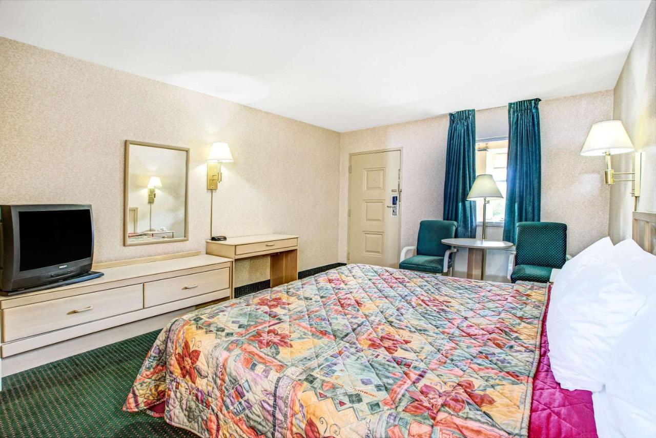 King Room - Non-Smoking at Days Inn by Wyndham Arlington/Washington DC