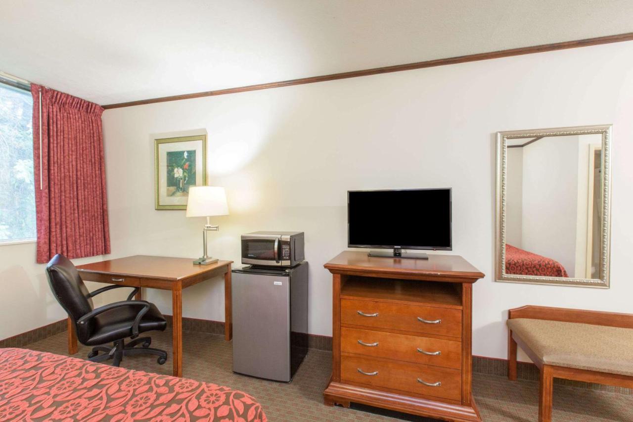  | The Schenectady Inn & Suites