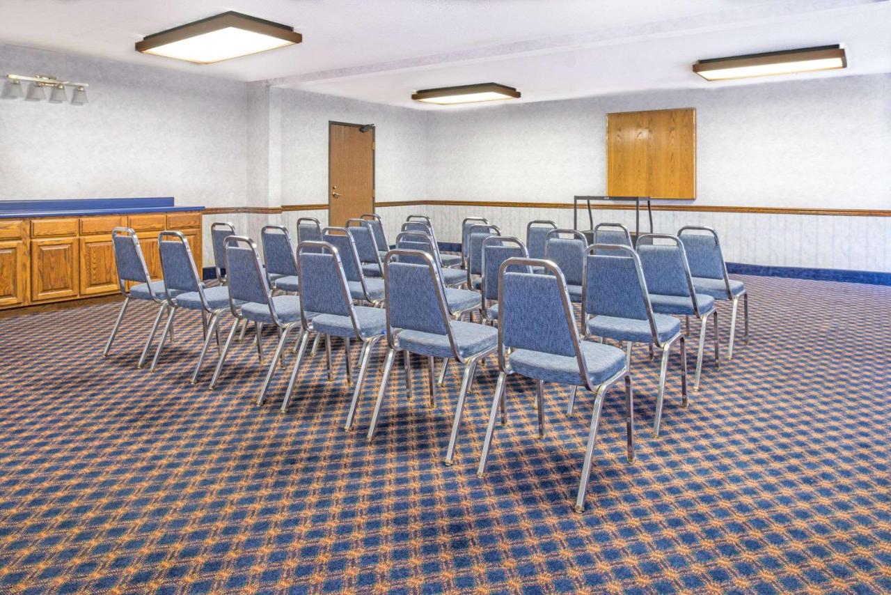 | Days Inn by Wyndham Pontoon Beach