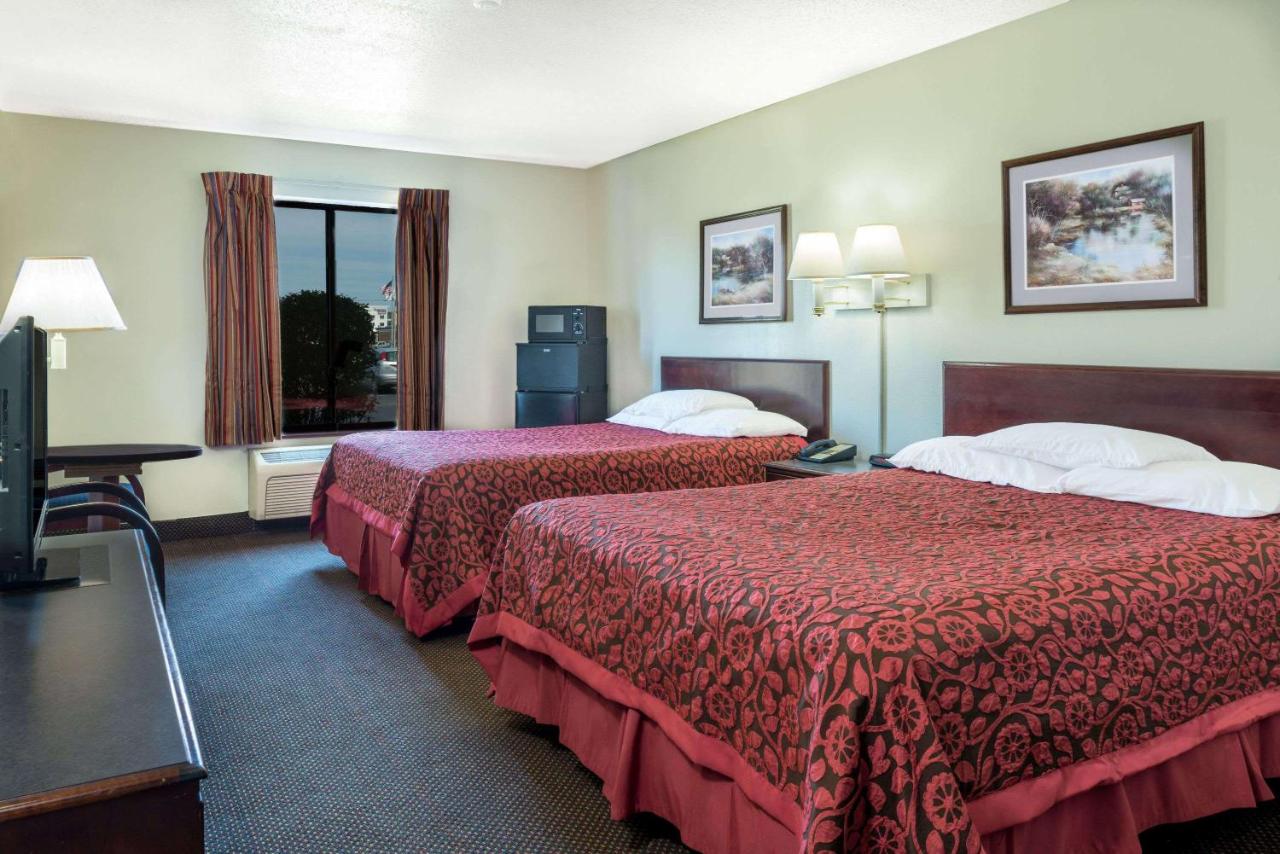 | Days Inn by Wyndham Pontoon Beach
