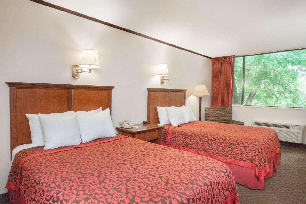  | The Schenectady Inn & Suites