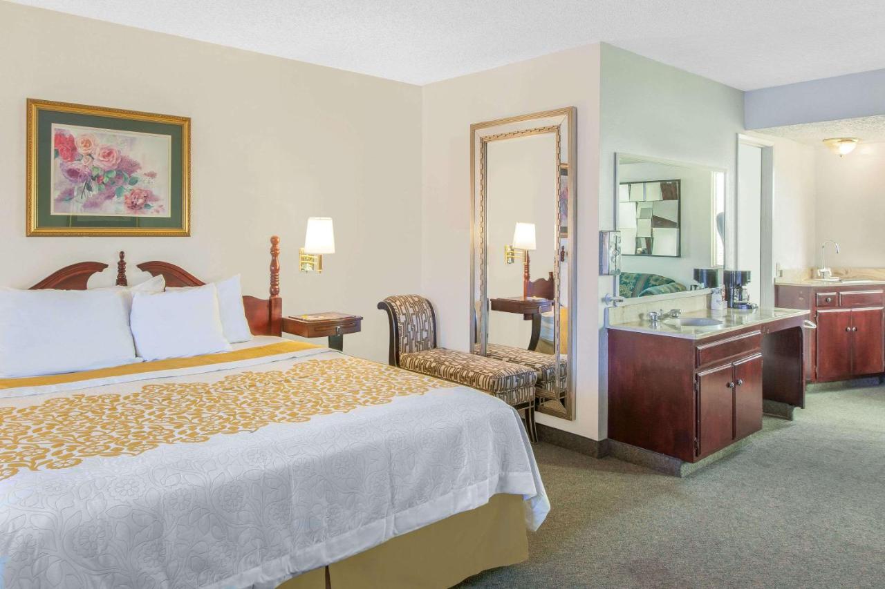 Standard King Room - Smoking at Days Inn by Wyndham Camarillo - Ventura
