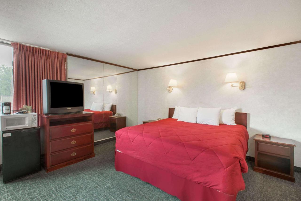  | The Schenectady Inn & Suites